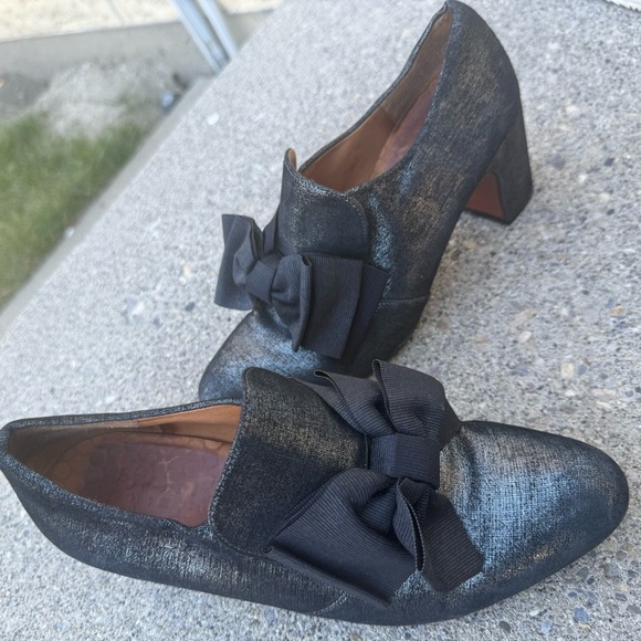 Chie Mihara size 9.5 excellent near new Shimmering Black gold undertones w/ Bows - Picture 16 of 16